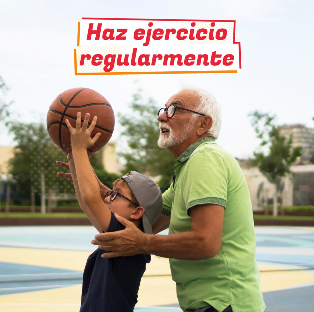 Anciano ayudando a su nieto a encestar la pelota de baloncesto en un parque. Titulo - Haz ejercicio regularmente. Es de rocavit